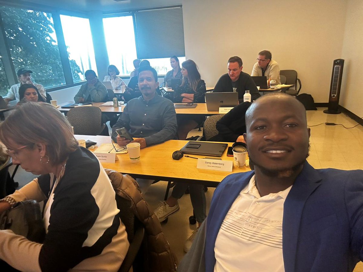 Aside from serious conversations on #marineplastic at this year's #cleancurrentssymposium courtesy of #BenioffOceanInstitute, there's still time for great selfies with the clean current members.

Cc <a href="/Robheart_/">King-Robert👑</a>