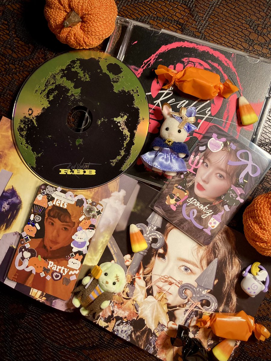 summer82886010's tweet photo. Happy Halloween!
>-(૮• ̫ • )->づ🎃 
Trick Or Treat!!!🍬🍬
🎃🕸️── ⋆⋅☆⋅⋆ ──🕸️🎃
#redvelvet #reveluv #irene #deco #calicocritters #halloween #kpop #decotoploader #redvelvetphotocard #ireneredvelvet #kpopdeco https://t.co/78dNc2oxNM