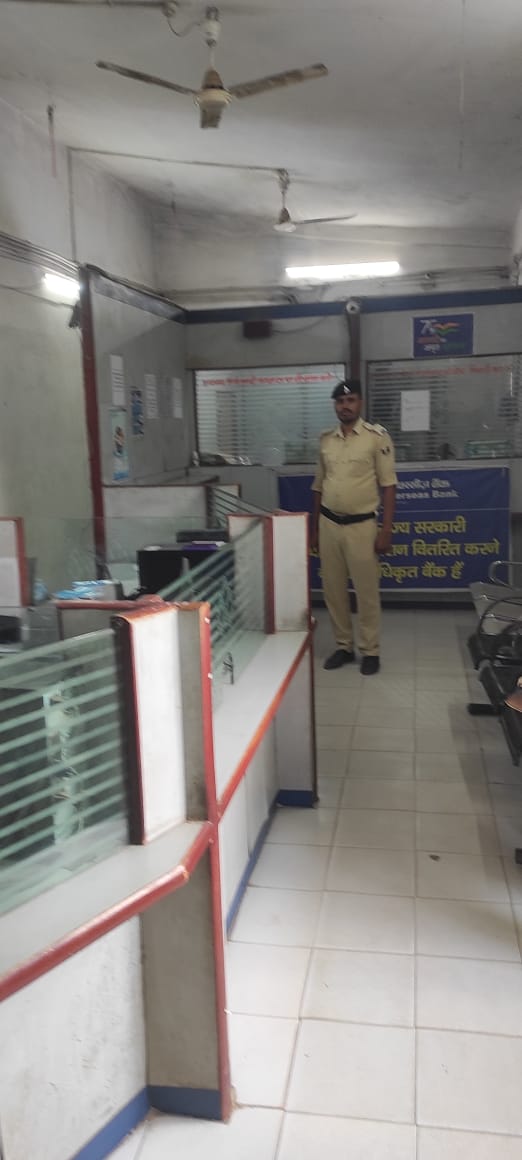 PatnaPolice24x7's tweet photo. पटना पुलिस द्वारा बैंकिंग प्रतिष्ठानों /ATM ��ें सुरक्षा-व्यवस्था सुनिश्चित करनें हेतू बैंकों की सुरक्षा जांच की जा रही है I

परिसर के अंदर एवं बाहर संग्दिध पर निगरानी रखी जा रही है I
@dm_patna
@bihar_police
@BiharHomeDept
#BankChecking 
#BankSecurity https://t.co/HATVrJHFoa