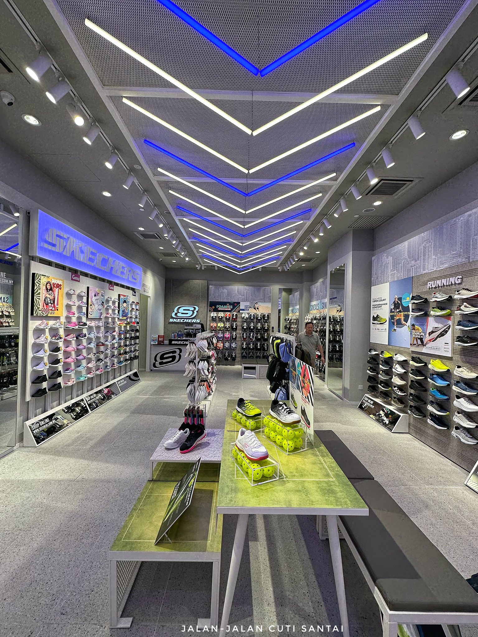 Skechers shop cheap central world