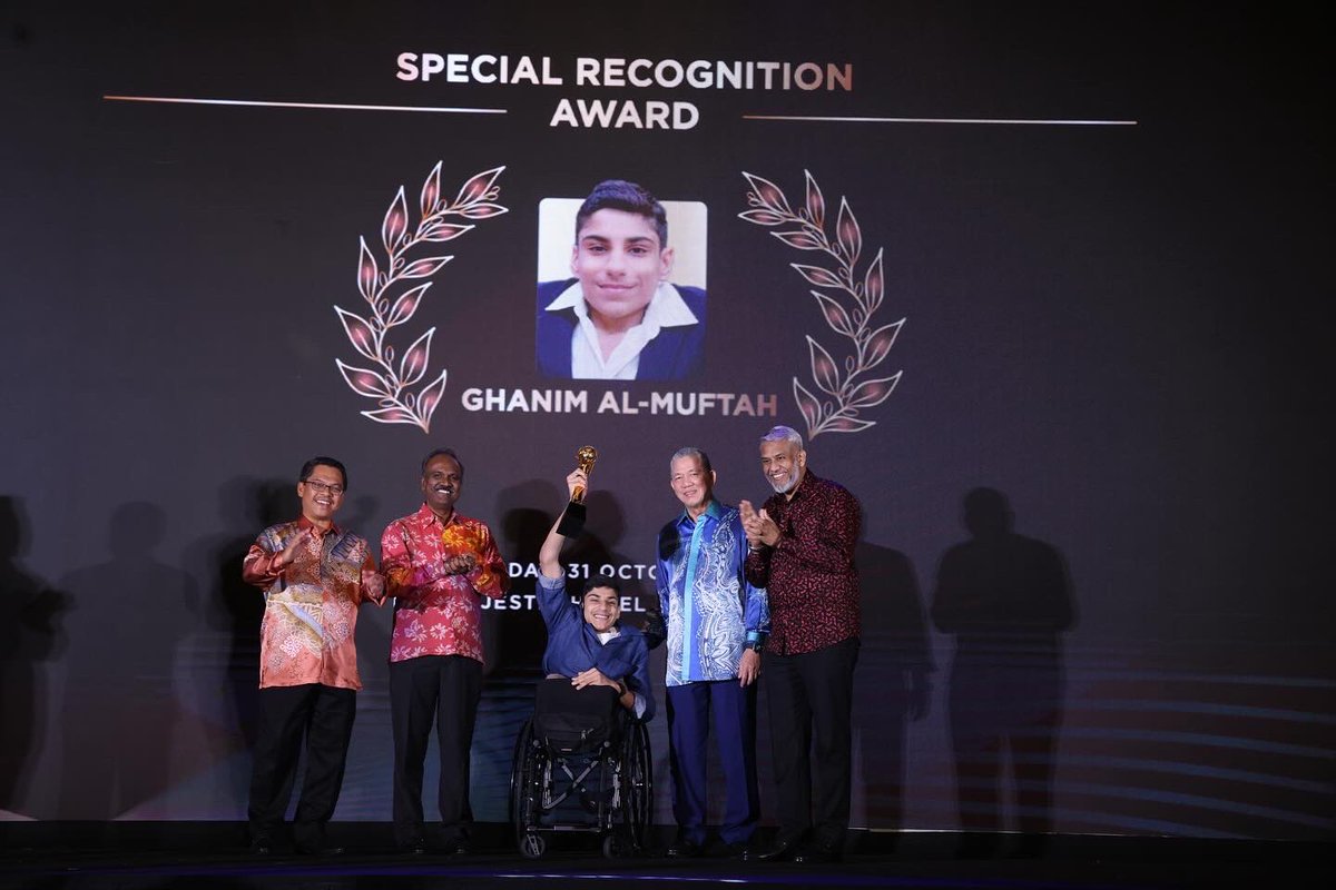 hrdcorp_'s tweet photo. HRD Corp hosted the HRD Awards 2023 Gala Dinner, its 21st iteration, at the Majestic Hotel, Kuala Lumpur, yesterday. The Awards was officiated by Deputy Prime Minister &amp; Minister of Plantation and Commodities, YAB Dato’ Sri Haji @PetraJayaMP. https://t.co/2th35eNNLs