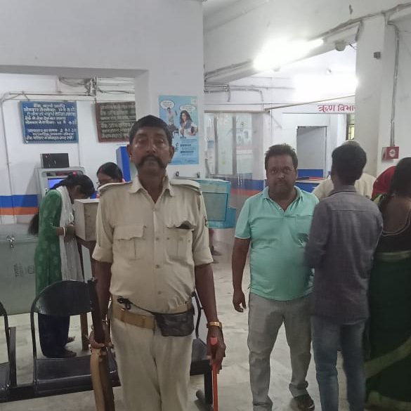 PatnaPolice24x7's tweet photo. पटना पुलिस द्वारा बैंकिंग प्रतिष्ठानों /ATM ��ें सुरक्षा-व्यवस्था सुनिश्चित करनें हेतू बैंकों की सुरक्षा जांच की जा रही है I

परिसर के अंदर एवं बाहर संग्दिध पर निगरानी रखी जा रही है I
@dm_patna
@bihar_police
@BiharHomeDept
#BankChecking 
#BankSecurity https://t.co/HATVrJHFoa