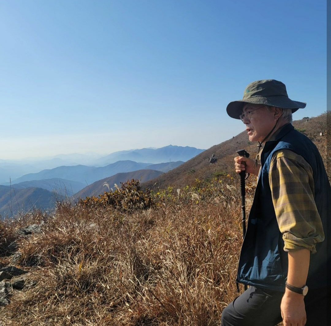 K70647099's tweet photo. 가을을 닮은 아름다운 두분💙

#가을산
#사랑합니다_이니💙쑤기 https://t.co/NNuSxSb09L