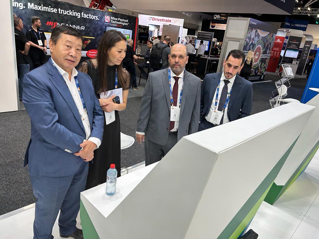 SgsOrgSa's tweet image. ١- تحت مظلة وزارة الصناعة والثروة المعدنية @mimgov تشارك #هيئة_المساحة_الجيولوجية_السعودية
 في المؤتمر والمعرض الدولي للتعدين والموارد #IMARC بمدينة سيدني بدولة أستراليا في جناح #استثمر_في_السعودية
للاسهام في جذب وتعزيز الاستثمار التعديني في المملكة.