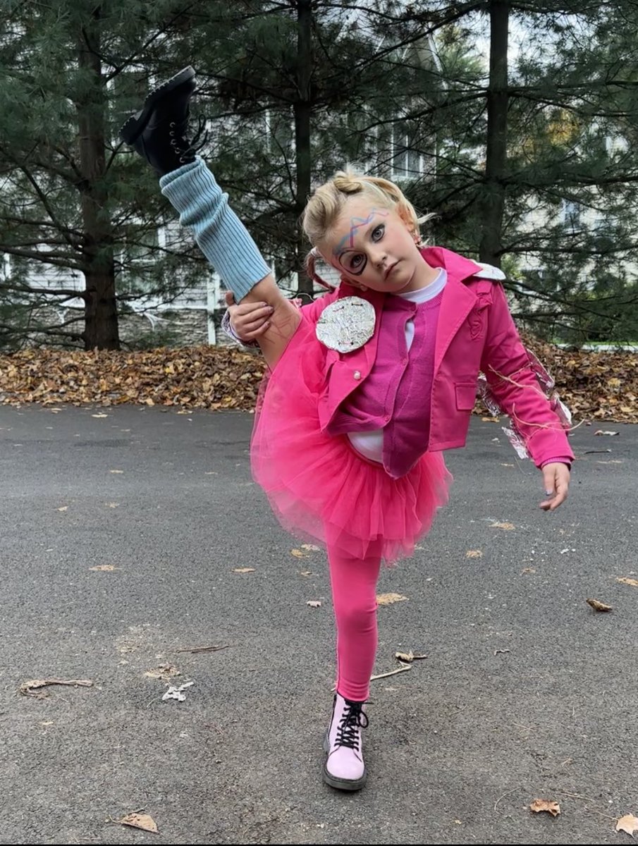 .<a href="/kmcnuggets/">Kate McKinnon</a> we tried our best to recreate you!