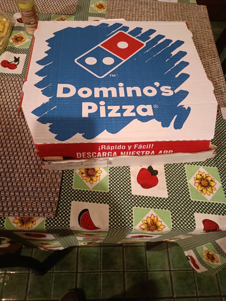 absepul's tweet photo. @dominospizza_cl @AyudaDominosCL Así nos llegó el producto,  malo, frío abierto y mañoseado, el repartidor dijo así salió del local. https://t.co/UokbzAEqVY