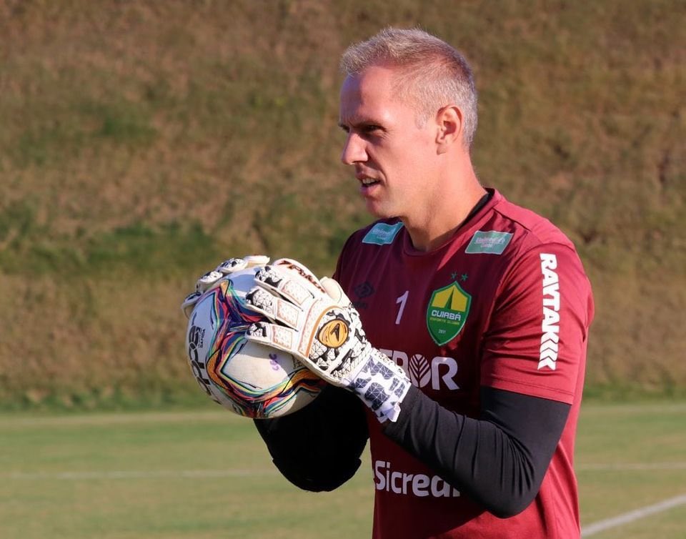 crvgdazoeiraa's tweet photo. Goleiro reserva do Cuiabá está a 8 meses sem jogar, atacante reserva do Vasco está a 1 ano sem fazer gol. 
Esse duelo promete... 🤣 https://t.co/wI5rxFY3HA
