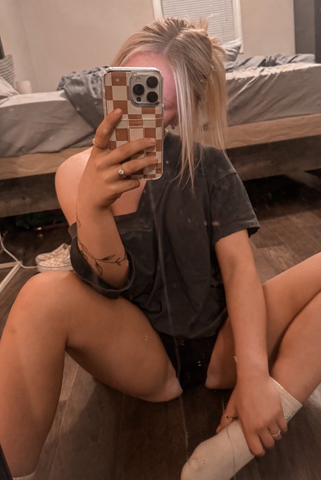 Watch Katy Rae's leaked NSFW photo on TwXstars