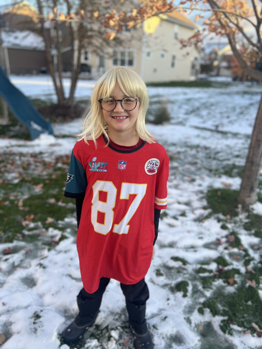 EveryRose's tweet photo. Everyone was excited to see the GOAT, Donna Kelce, Trick-or-treating in our neighborhood tonight. My son loves football and nothing says football more than Mama Kelce. @dkelce1 @newheightshow https://t.co/Q64cz0wGwi