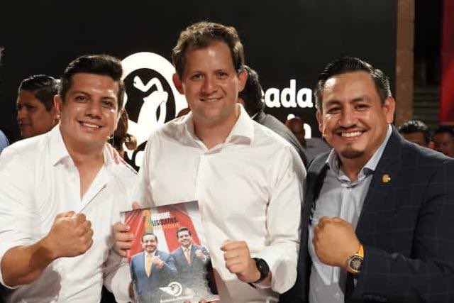 ¡La nueva política ya tiene lugar en el Congreso!

Hoy fue reconocido nuestro derecho, por primera vez en la historia, a tener una Bancada Naranja en el Congreso de Michoacán. 

¡Gracias a la permanente batalla de <a href="/OscarEscobarL/">Oscar Escobar</a> y Víctor Manríquez, ya somos la opción para