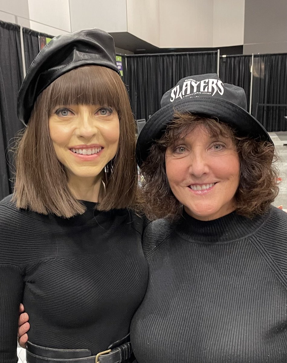 jeanbugc's tweet photo. Always a pleasure and joy to see @julietlandau and @DeverillW! At @halcon_scificon this past weekend, I attended a screening of their film, A PLACE AMONG THE DEAD. Powerful story and message! Get your copy- https://t.co/z4chNhj2Sc #APATD #narcissisticabuse https://t.co/Z0n7taPQil