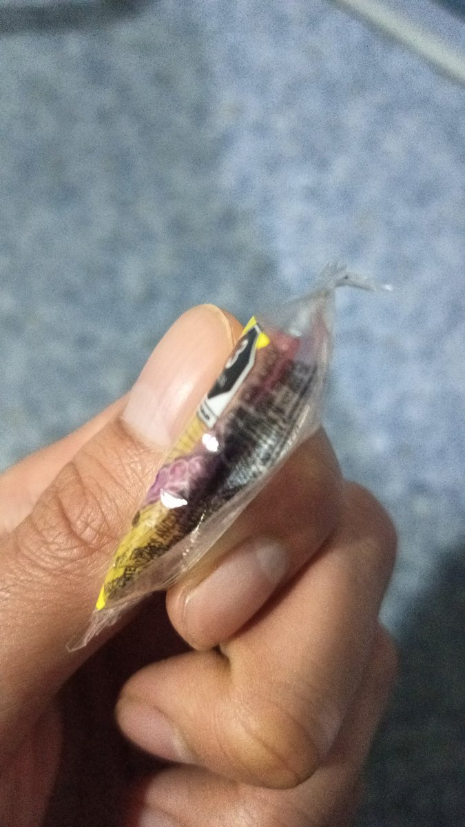 ricrobl's tweet photo. @Dulces_Vero que onda con su control de calidad, en una bolsa de pica fresas venían varias envolturas con aire. Qué les daré de calaverita a los niños ? :( 
#Calaverita https://t.co/M2aCGNusac