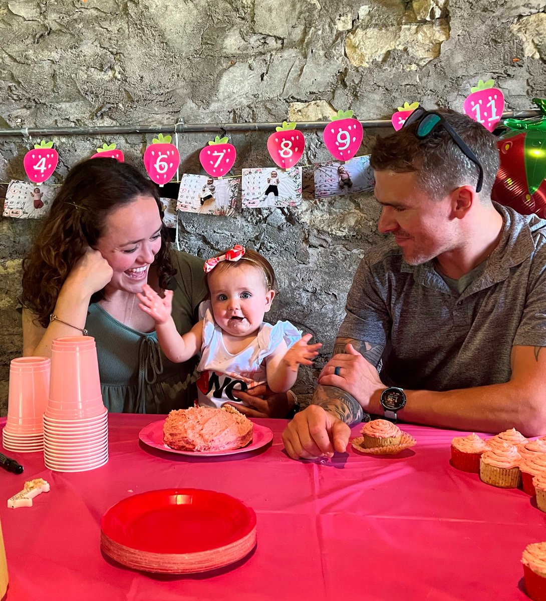 Biochem_Chem's tweet photo. Spotlight on CBC Alumni Kirsten Caldwell (Tucker), Chemistry 2017.
She, was in Dr Marty Pagel's lab, she currently lives in Onalaska, WI &amp; is working as a youth librarian, she loves to incorporate STEM into her programming.  Kirsten is pictured with her partner &amp; one year child. https://t.co/USddPdYu7x