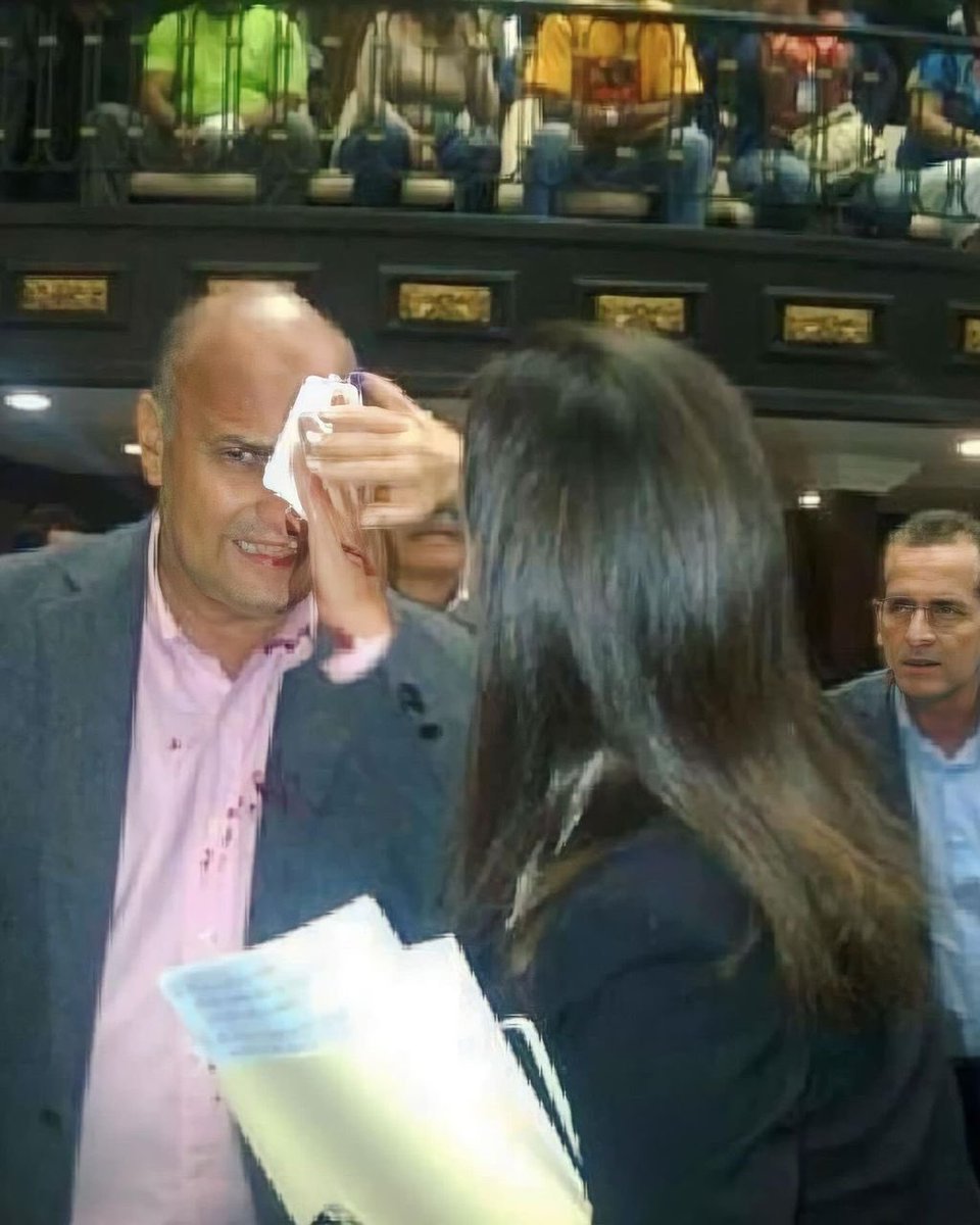 williamsdavila's tweet photo. @MariaCorinaYA y yo siempre hemos coincidido en los espacios de lucha por la Libertad y la Democracia en Venezuela, y esta vez no es la excepción. 🤝
Hace 10 años ella me tendió una mano amiga de solidaridad cuando fui agredido por un diputado oficialista dentro del Hemiciclo, y hoy se la extiende a un país entero🇻🇪. Yo, Williams Dávila, por Venezuela y el futuro de nuestra gente: ¡Sigo el camino de Alberto Carnevali! ✊