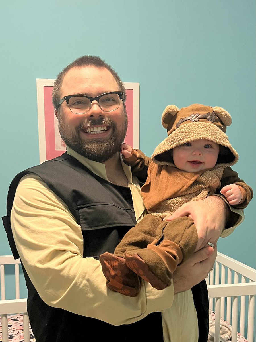 SirEricBrown's tweet photo. Freya’s first Halloween! 🎃👻 She’s our little #Ewok! 🐻🥹 #YubNub #MurderBear #StarWars She needed to have her #Nubs stuffy from #YoungJediAdventures with her. https://t.co/FXl4dhRS4H
