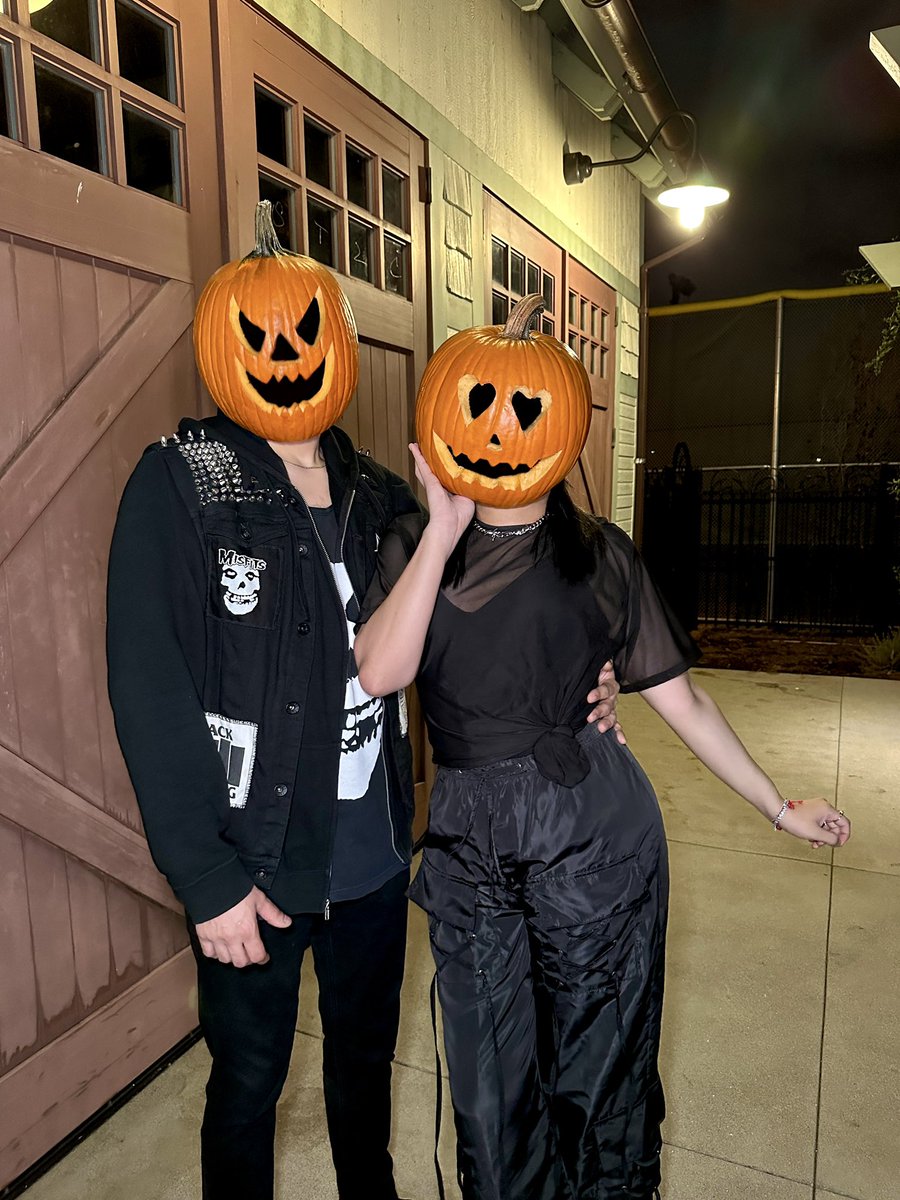 EdgarsMakeup's tweet photo. Happy Halloweenie, emphasis on the weenie 😈🎃✨ https://t.co/x40SvAELpP