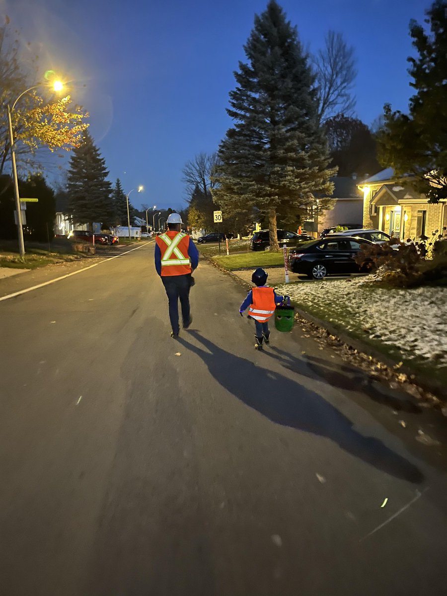 Fulldragon7's tweet photo. Un gros merci la police de st-jerome, à pieds et en voiture, parlait avec les enfants etc...
Et mon Rowen une 30taine de maisons avec des escaliers de béton... zéro accidents
Merci God!!!
#police
#stjerome
#halowwen https://t.co/AkmsMLA1ZX