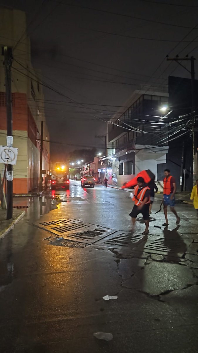 ZancudoTabasco's tweet photo. Informa @CentroInforma que en el Cárcamo Mendez sé realizó limpieza de la rejilla pluvial y sé retiro una camioneta del servicio público que se quedó varada en la avenida. https://t.co/YWAUomSYq9