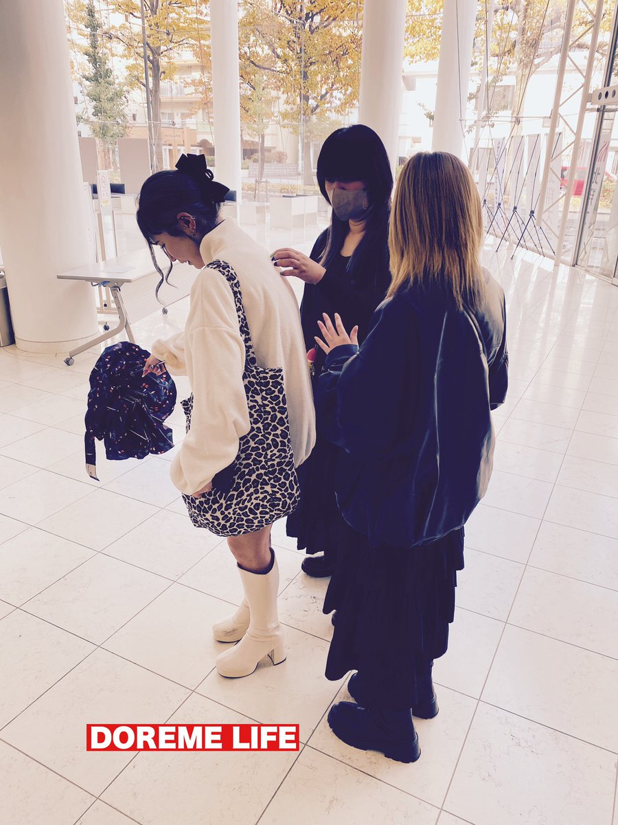 doreme1939's tweet photo. 【服飾専門学生と雪虫】
朝、玄関前で
先生方は学生を迎えます

晴れているのに
傘をさして来る学生

なしたのー？

と聞いたら

先生！雪虫！

みんなで雪虫をホロってます（北海道弁

#専門学校 #日常 #服飾 #札幌 #DOREME #ファッション https://t.co/23cK8fGLYn