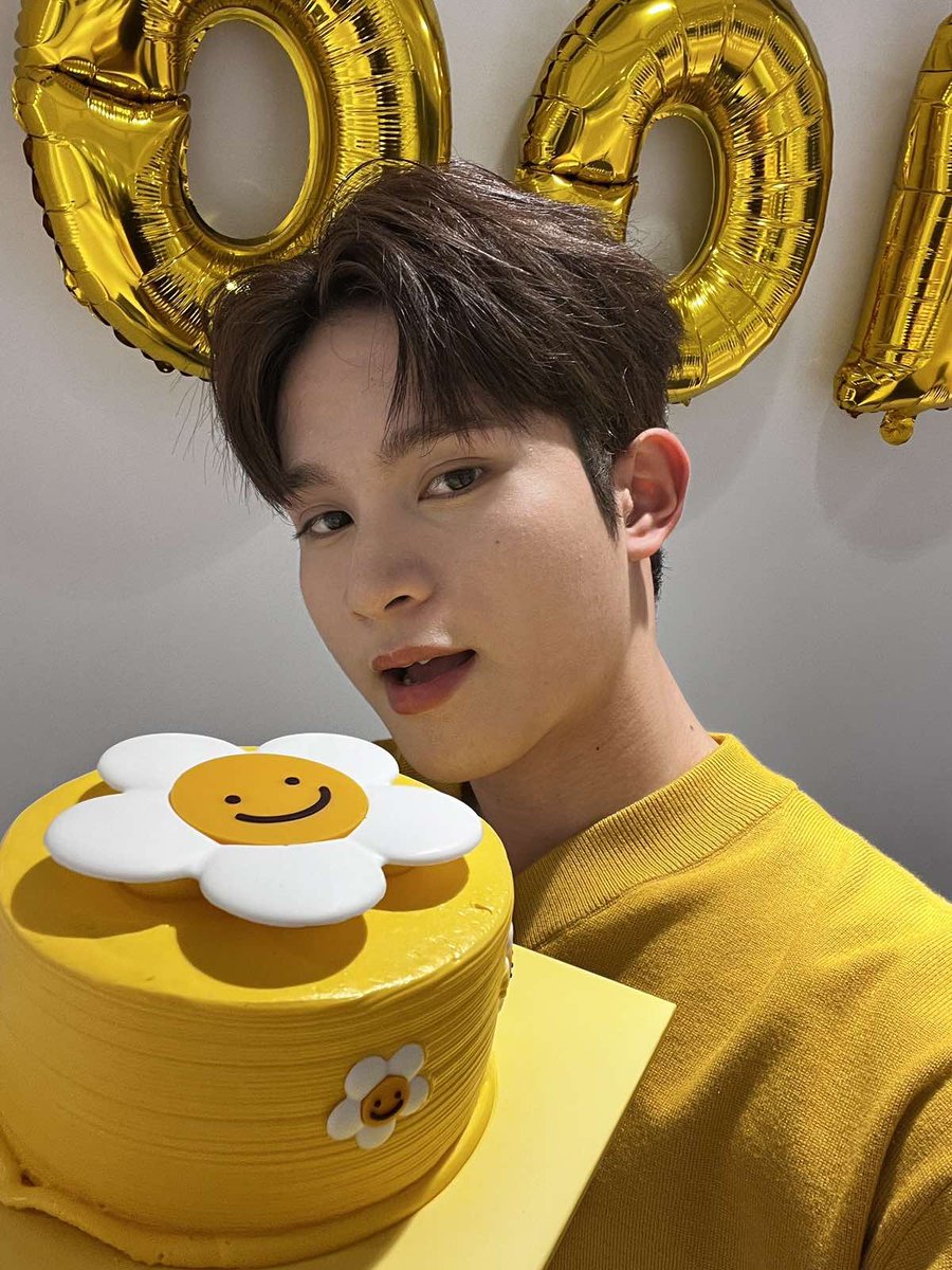 [🦊] Happy Hundred Days with Hori7on!!🎂
We have come this far Anchors because of your love and support. As a payback, we will do our best everyday and show you that all your efforts are appreciated through performances, tweets, updates and etc. Let’s keep fighting and make our