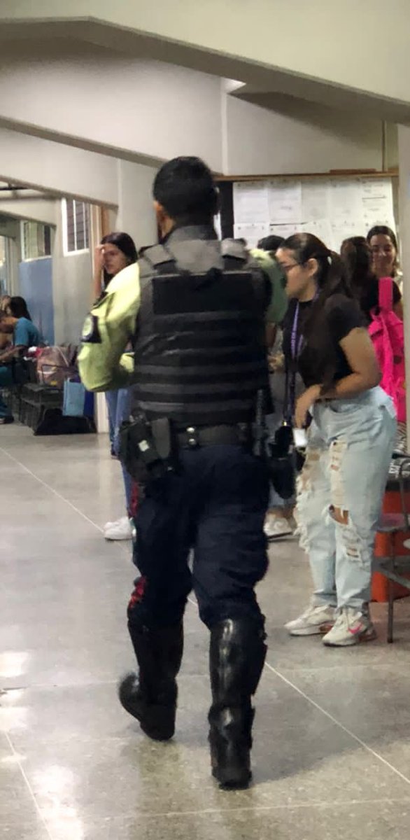 VivaLaUCV's tweet photo. #EnFoto | La violación flagrante de la autonomía universitaria por parte de los cuerpos de seguridad del estado ya es aberrante.

Esto fue hoy en la Facultad de Odontología de la UCV. Si no se les pone un parado, mañana ingresarán a las aulas a perseguir estudiantes. https://t.co/EVey2tu5VA