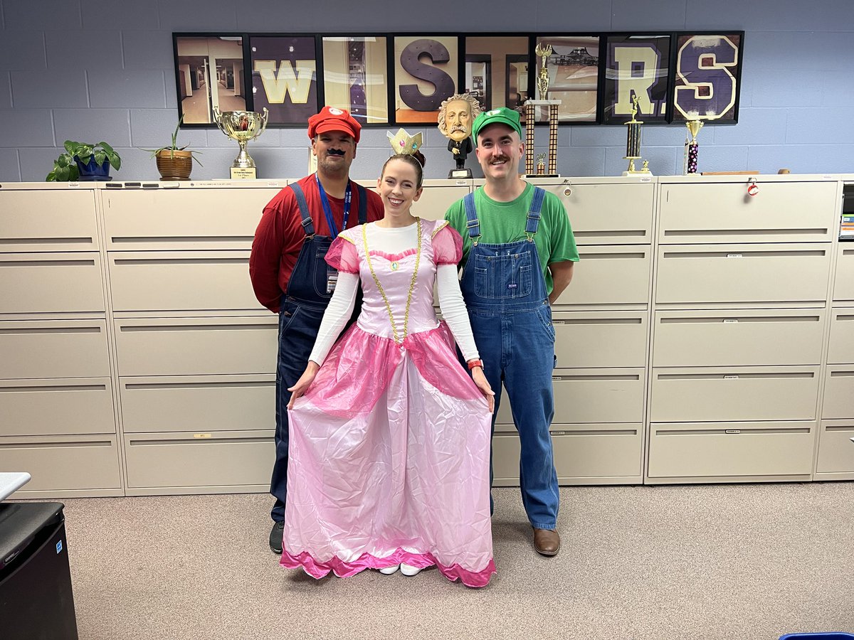 Clarkeedu1's tweet photo. Had a lot of fun seeing all the CMS staff and students in their costumes today, a lot of fun and a lot of smiles all day @This_Is_Mr_K @MrsFerrebee615 @CCSD146Tweets #funandlearning #CMSMushroomkingdom @FreelandBAND146 https://t.co/facYCQAJGO