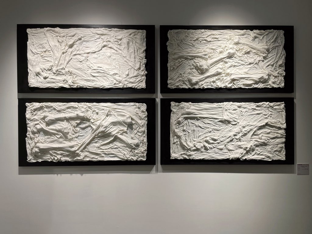 CAAofficialEN's tweet photo. The gold-award winning work-Exploration of Binding: Floating World is made by Xu Xinhua from #CAA School of #Crafts at the 2023 #Graduation Season. The artwork employs porcelain as its medium and folds and bones as visual elements.
#BrainGarden #Art #University #CAAGraduation https://t.co/EWycZF6y6q