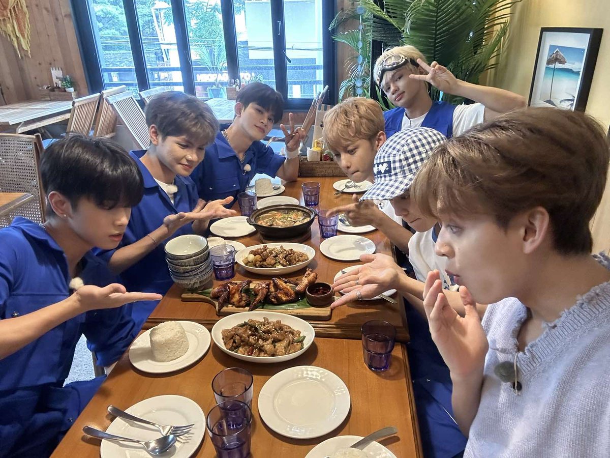 HORI7ON_twt's tweet photo. [🐼] Happy 100 days with HORI7ON! Thank you for your love and support since day 1. Through all the ups and down, let’s always be there for each other. You can always count on us to be your comfort zone. 💙 To many more days with you, Anchors!!!! Love youuuuuu 😘

#HORI7ON #호라이즌 #REYSTER #레이스터