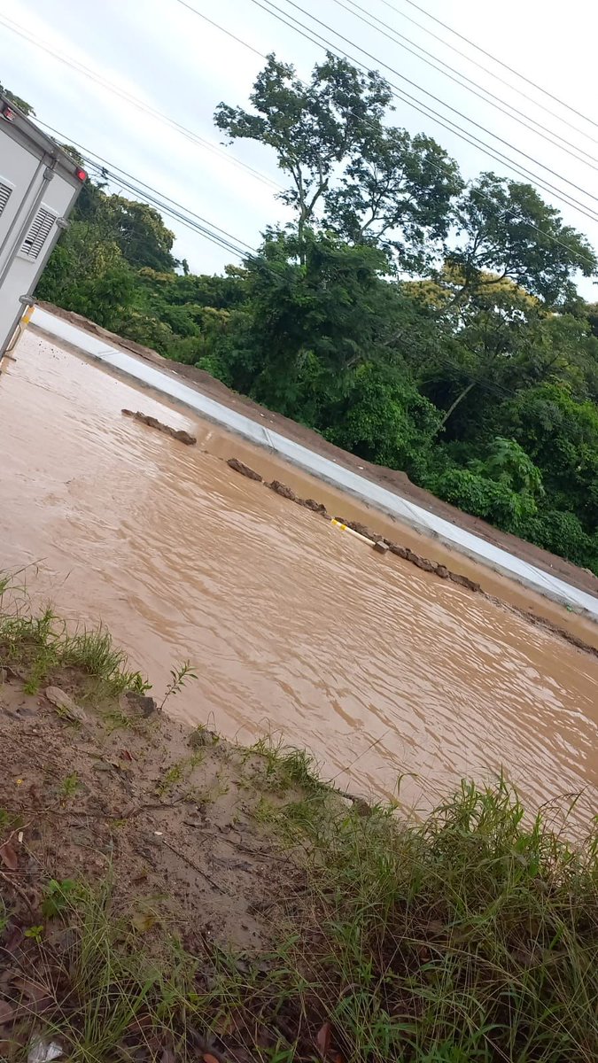 Ivocerna's tweet photo. Y si le pedimos a @ObrasPublicasSV qué haga algo con el colapso de redondel integración y sus alrededores? Ahí les dejamos la laguna artificial qué se ha hecho y por la cual todos los carros tienen que sumergirse con el riesgo de quedarse! #Heeeeeeeeelp https://t.co/MHlbL009nn