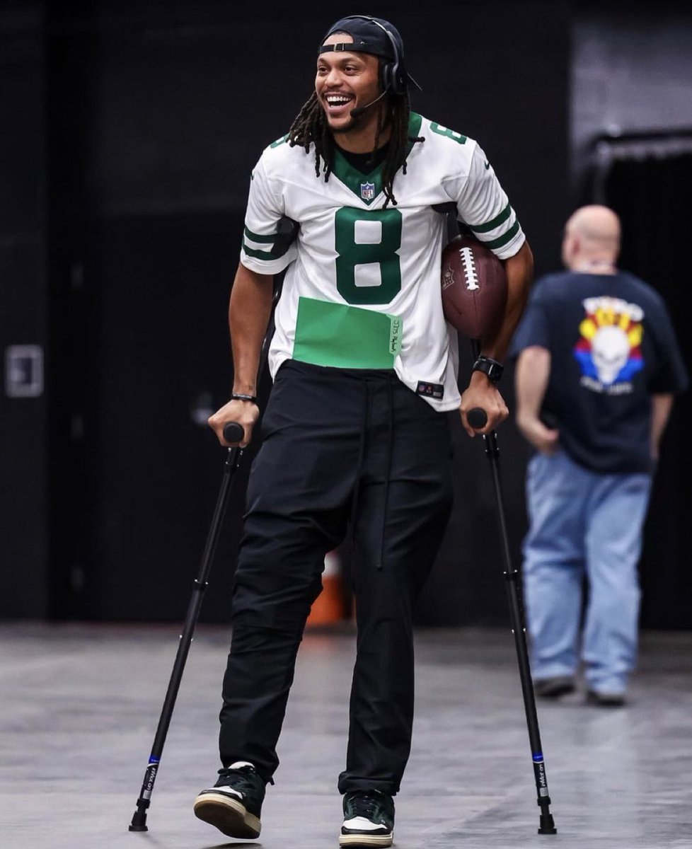 MLFootball's tweet photo. #NBA star Damion Lee Halloween costume is an injured Aaron Rodgers

😬

(Via @Pickswise) https://t.co/LPx7tLfowk