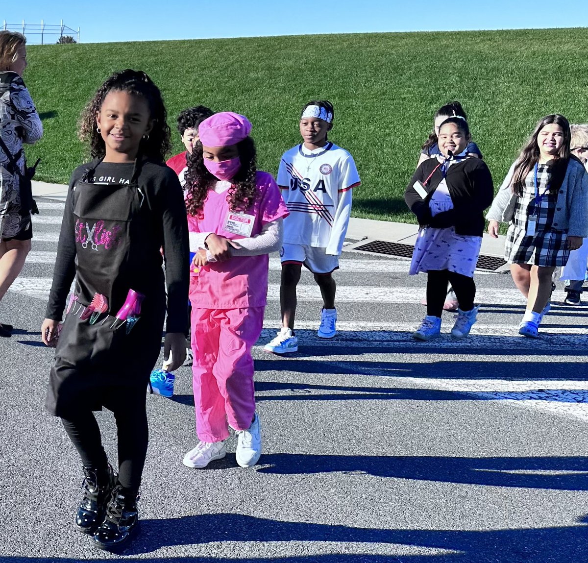TaraFlowers22's tweet photo. π·οΈπΈοΈHappy Hallπween!! From Career Day @ school to trick or treating!! #stylist #tude #sumowrestlers #inflatablesuits #halloween2023 @CoachMFlowers https://t.co/7LwjEyhvyh