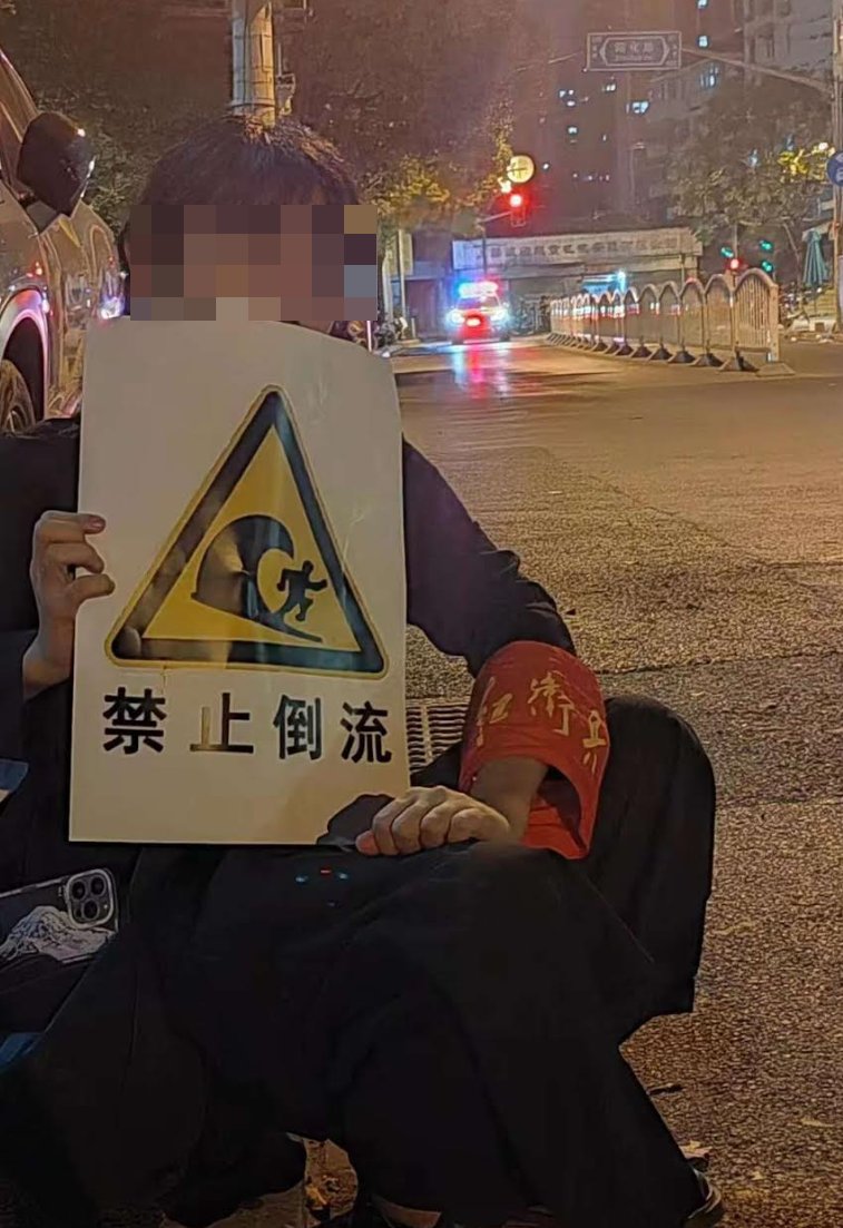 wangzhian8848's tweet photo. 上海的万圣节真搞得挺好的，比日本年轻人有创意。 https://t.co/fjuQQaF8Ne