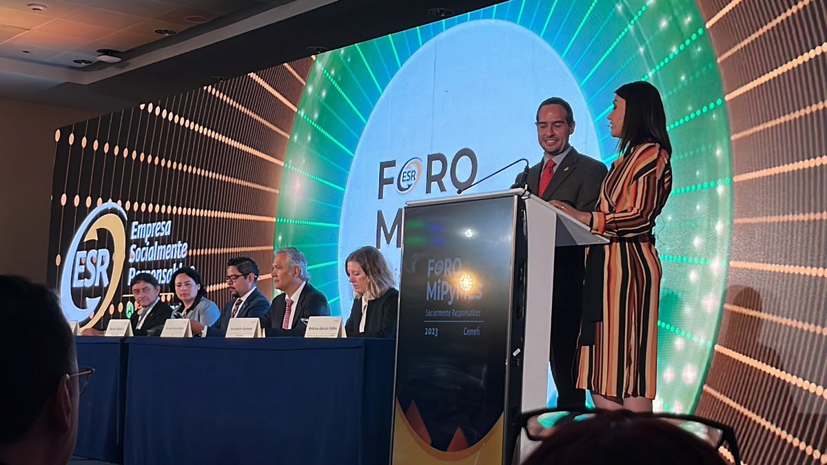 maununezmx's tweet photo. #ESR || Agradecemos la invitación de @Cemefi para que nuestro Comité de Micros y Pequeñas Empresas #MiPEs de @Coparmex estuviera presente en el Foro #MiPyMEs Socialmente Responsables

Un honor ser parte del presidium y de poder anteceder en la voz al Pdte ejecutivo de #CEMEFI @ricardobucio y a la conferencia magistral del Mtro Bernado del Toro, donde nos dio una cátedra de la ética empresarial.

Pude compartir a los asistentes nuestro Modelo de Desarrollo Inclusivo que proponemos desde #COPARMEX y nuestros ejes de trabajo, donde las #MiPyMEs son protagonistas en el desarrollo económico y social de nuestro #Mexico

#Enhorabuena y felicidades a las casi 1,300 empresas que hoy recibieron el #DistintivoESR®️