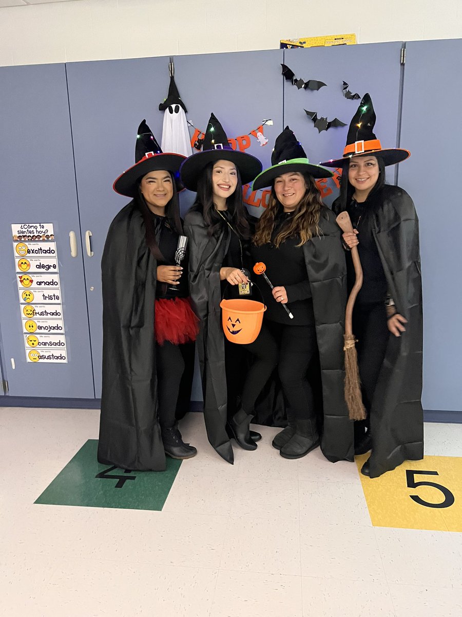 Bee_neoxo's tweet photo. Creating only the best potions with my STARS team! We ♥️ Halloween and I love my team 🖤🎃 #HarvardRising #Crosbees @jimenezll93 https://t.co/4deYSxPwmg