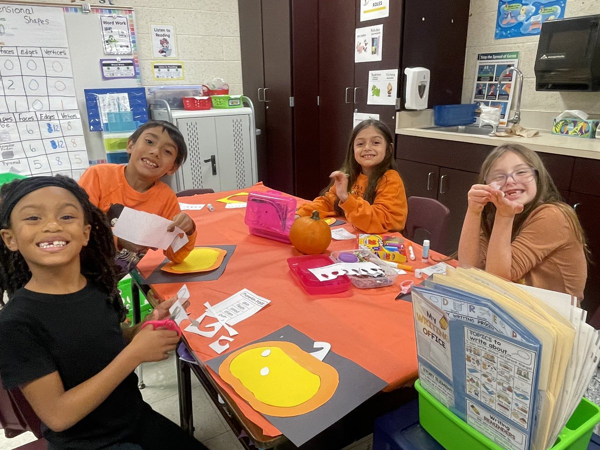 MsFarias_2's tweet photo. Today my 2nd Graders had so much fun celebrating pumpkin day @NISDElrod. #NISD #Halloween https://t.co/Q69xv2rE68