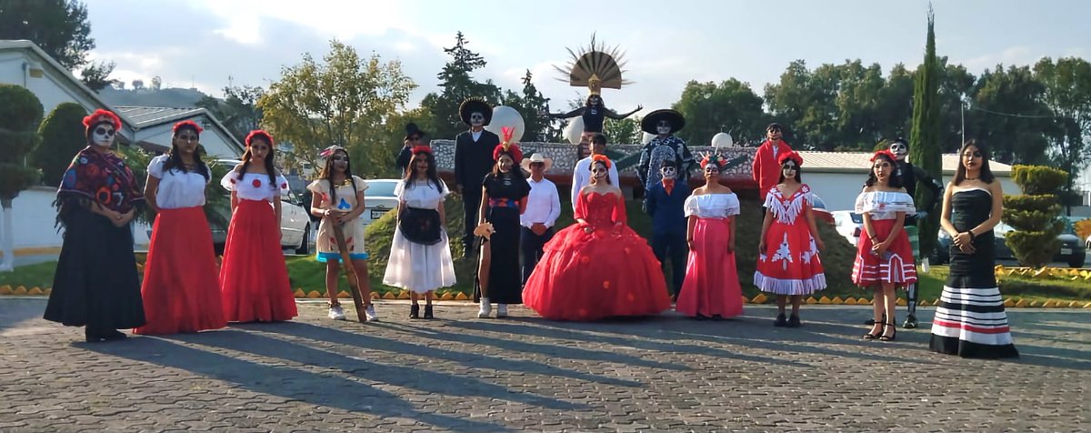 ConalepGbaz's tweet photo. En el marco de la Nueva Escuela Mexicana, con la participación de la comunidad educativa, resaltando nuestras tradiciones, rendimos homenaje a nuestros difuntos.
Montaje de  ofrendas, alebrijes y calaveritas literarias.
@Conalep_Edomex
#ApasionadamenteCONALEP 
#ElPoderDeServir https://t.co/zdxorPrQ0O