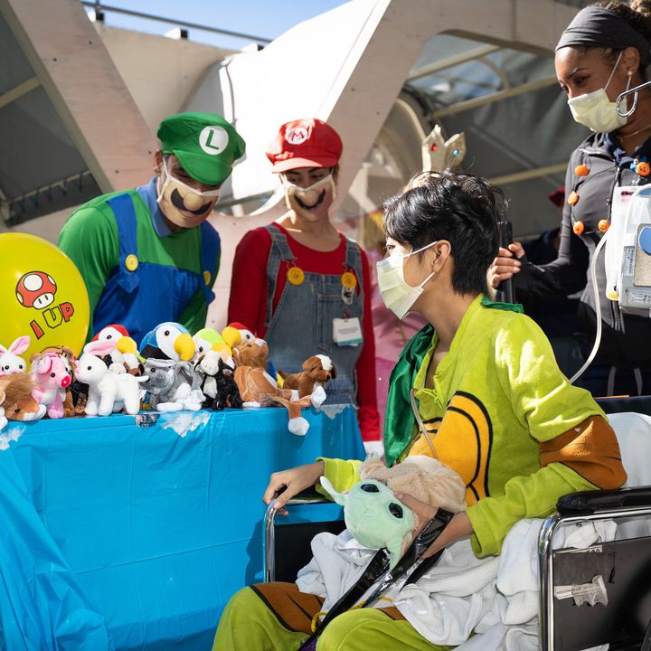 The #Halloween spirit is alive at @UCLAMCH! Our Child Life staff and volunteers transformed our terrace into a “neighborhood route” where patients & family could grab delightful surprises and meet many different characters! Thank you for the visit @lakers @LakerGirls @Mattel 🎃