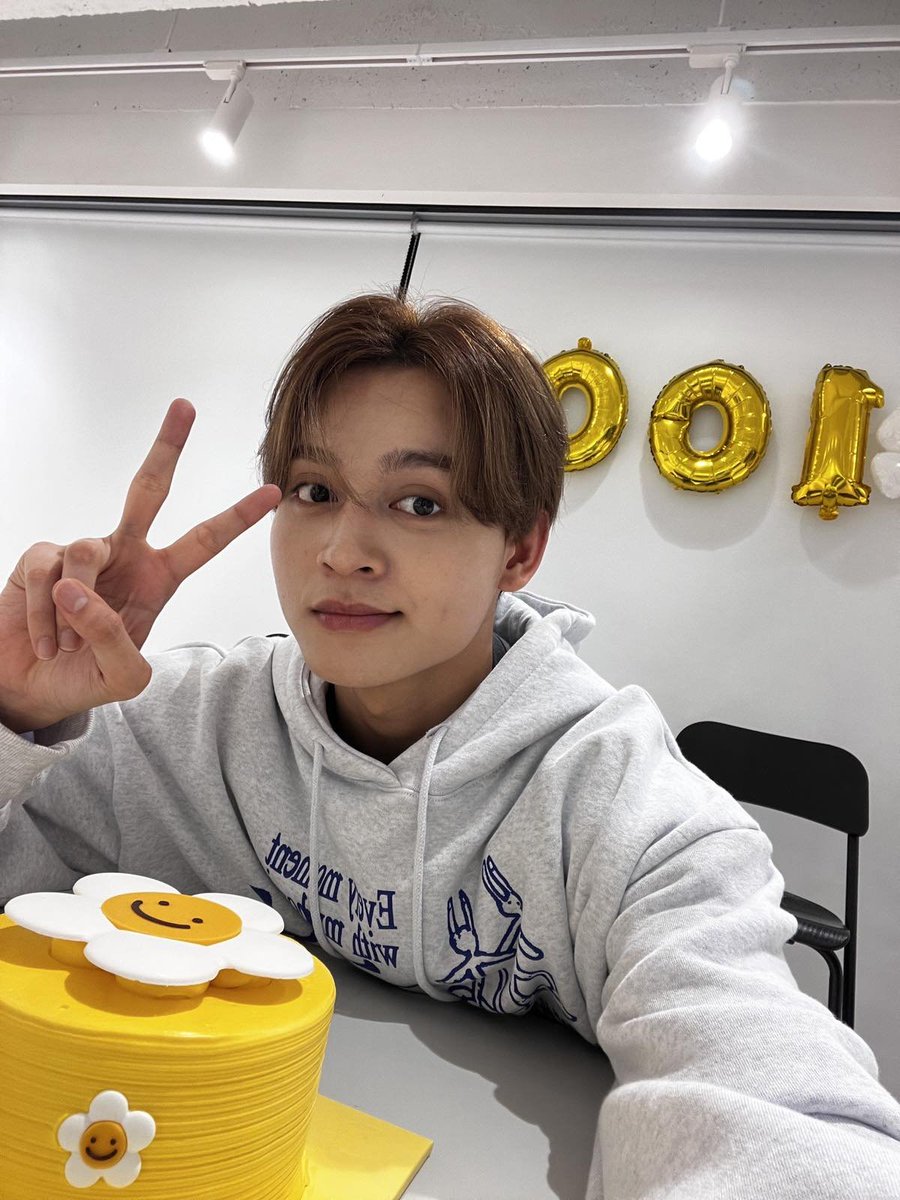 [🐼] Happy 100 days with HORI7ON! Thank you for your love and support since day 1. Through all the ups and down, let’s always be there for each other. You can always count on us to be your comfort zone. 💙 To many more days with you, Anchors!!!! Love youuuuuu 😘

#HORI7ON