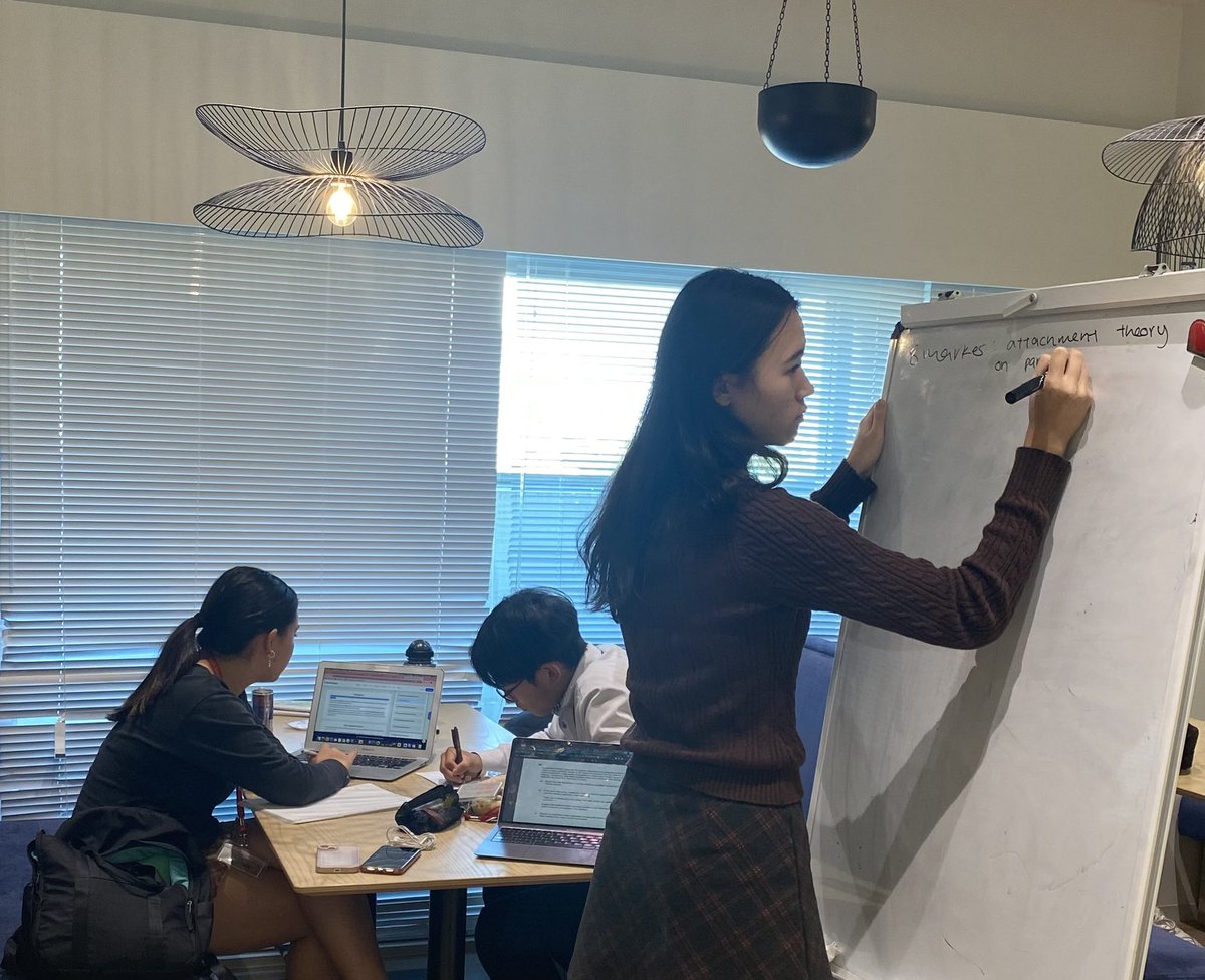 Our Year 13 students making great use of their collaborative working space for a joint revision session. @BST_Tokyo #bsteducation #bstacademic