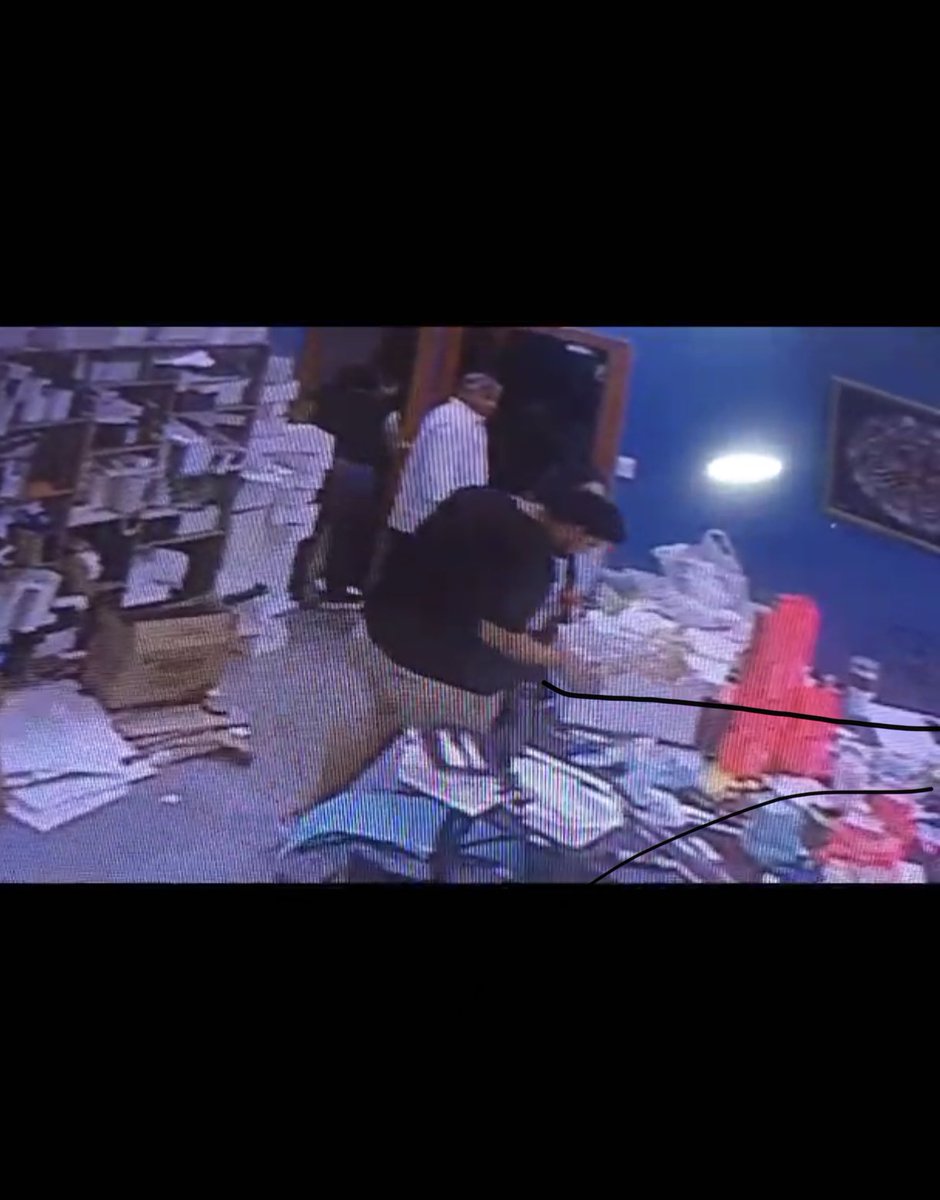 Y que esté asqueroso les invento que él necesitaba una caja de bocaditos con ese dinero dentro para llevarle a la mamá de una compañera que hicieron una colecta e iban a entregar el dinero si porfavor podían sacar el efectivo y poner en la caja y entregarle