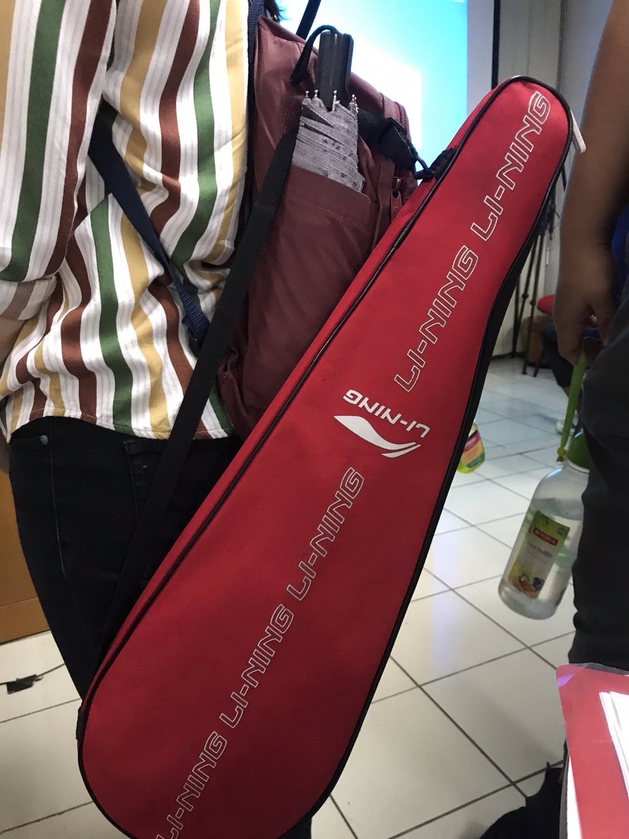 mrshtalk's tweet photo. #Repost
BUAT YG KEHILANGAN BARANG ‼️
Di Area Stasiun
@CommuterLine @txtdrjkt 

Kronologi :
Temenku naik KRL dari arah Manggarai menuju Cikini (07.40-07.50)
Tbtb pas di peron stasiun tujuan, baru ngeh ada tas raket nyantol di gagang payungnya.

DM me if yours! https://t.co/aixASJVenb