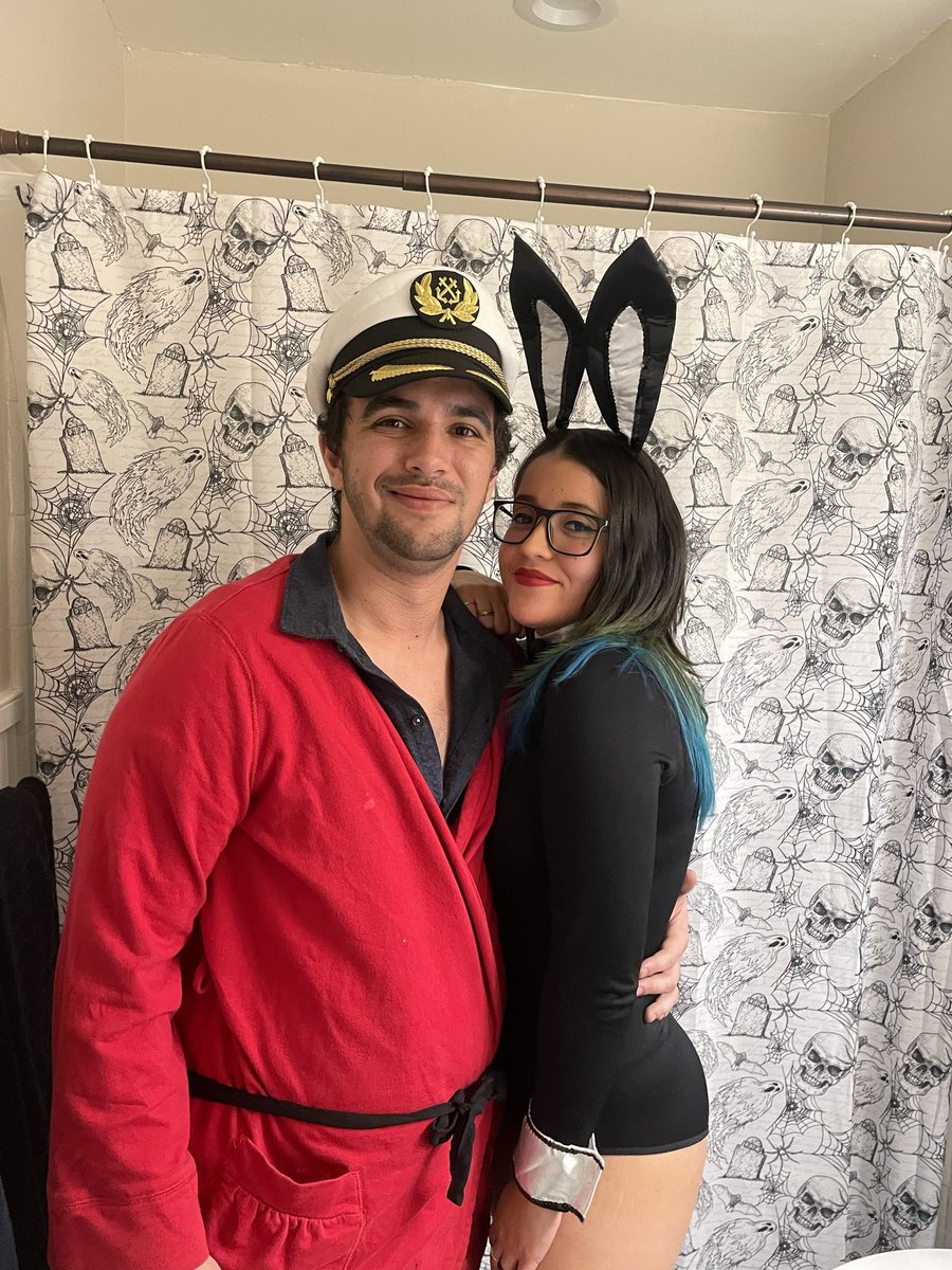 KawaknightTV's tweet image. 👻🎃 Happy Halloween!!! 🎃👻

(The costumes were not my idea 😓)