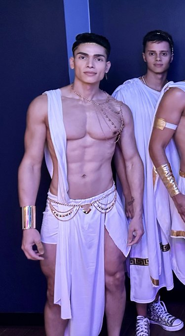 Buys a sheet, throws on accessories &amp; Voil&agrave; 🎃🏛️ https://t.co/wJLJACAUJJ