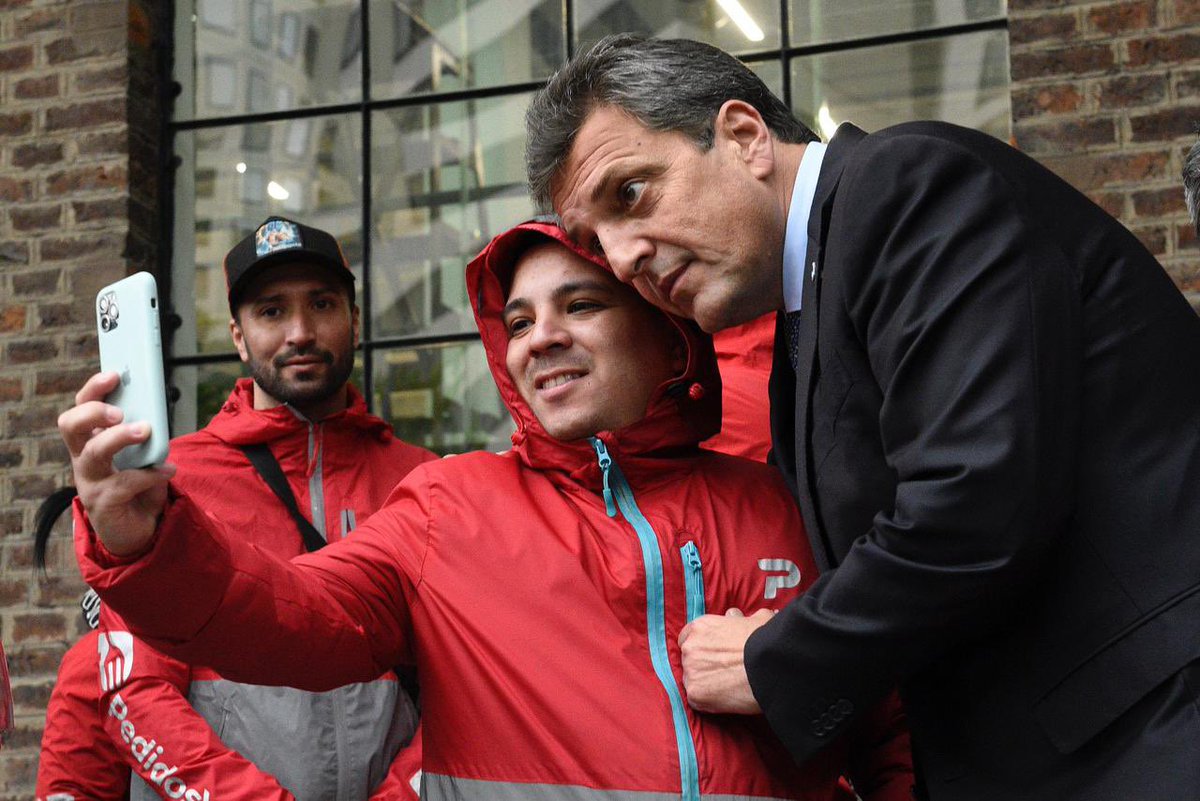 Mismo error que cometió Larreta con cámaras de última generación. Puede que un muchacho de pedidos ya tenga un iPhone 13/14/15? 

Si. 

Es necesario subir esa foto? Mmmm