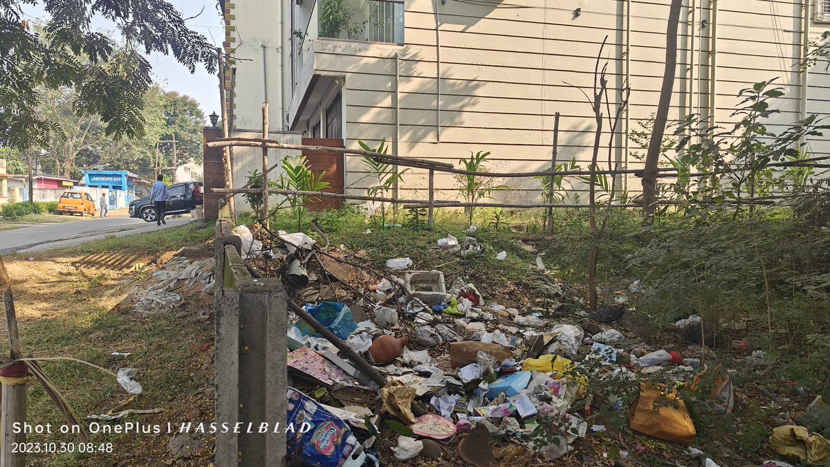 DriptorshiS's tweet photo. Open garbage dumping by guard of Durga Villa HNo 165, Rd No 5, Sonari West, Have reported on Swachhata app 2 days ago. no response @DCEastSinghbhum @swachhbharat @Swachhjhar @HemantSorenJMM @MoHFW_INDIA @JharkhandCMO https://t.co/0hOL2kKNWS