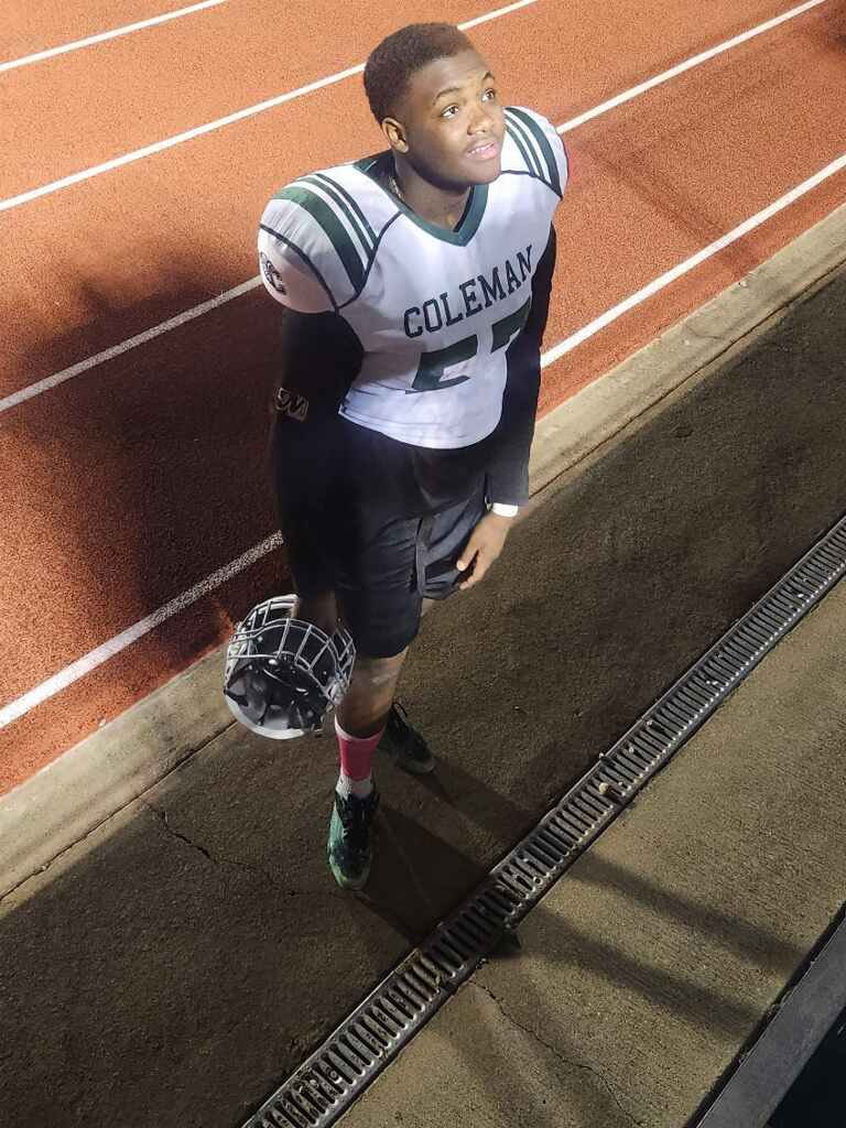 JuLee_Gee22's tweet photo. Ended my middle school season off right.. Off-season starts tomorrow time to get ready for High-school ball!! #57Out ✌🏾 https://t.co/fkVzvbKOlY