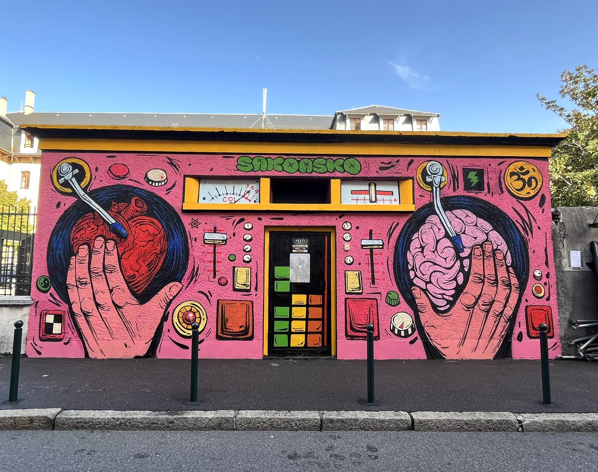 SakoAsko's tweet photo. Mural en Annecy-France. Scratch, aveces las cosas más importantes se olvidan con más facilidad , una de esas cosas es nuestra humanidad y la multiplicidad de elementos que nos configuran, https://t.co/QnJ86kq3BQ