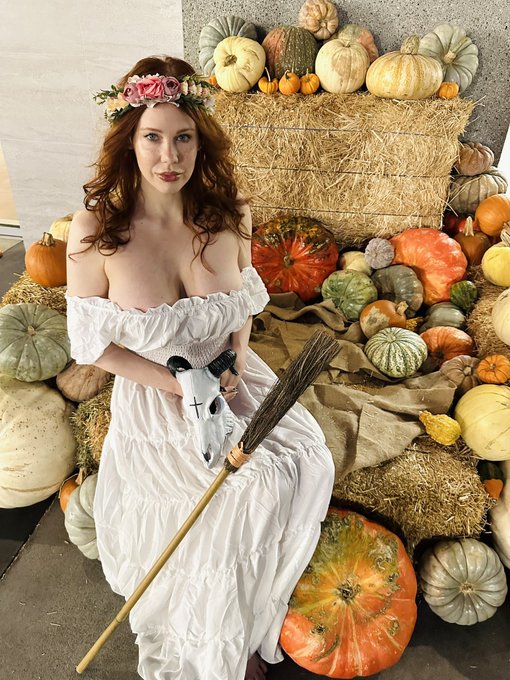 Happy Halloween 🎃 Take a guess who I am! Hint: where are you book lovers?! I will be giving away prizes