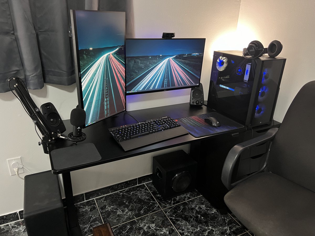 Oskrrrt_'s tweet photo. @LinusTech 2016-2019 was the same (first pic), having just a tiny corner in the living room. Currently (2021+), I'm in my own room at a new place and I'm a lot less cramped. Current specs in final picture. The only thing that's the same in both pics is the speakers, but still got the old PC https://t.co/DyqQ4jTb8u