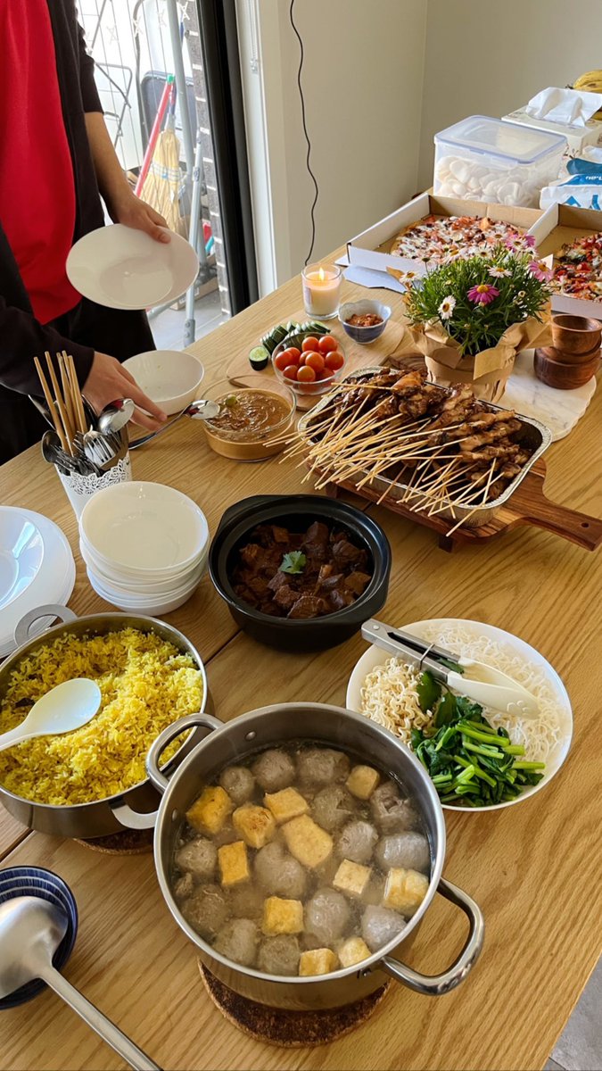 suka_riweuh's tweet image. Pulang kerumah di sambut makanan sebanyak ini. Tau aja gua udah kangen sama makanan indo🤩